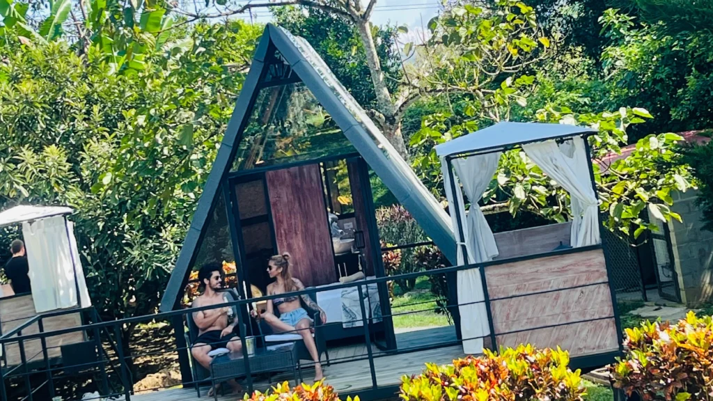 En los últimos años, el turismo en Colombia ha experimentado una transformación que va mucho más allá de la oferta tradicional de hoteles, fincas y hostales.